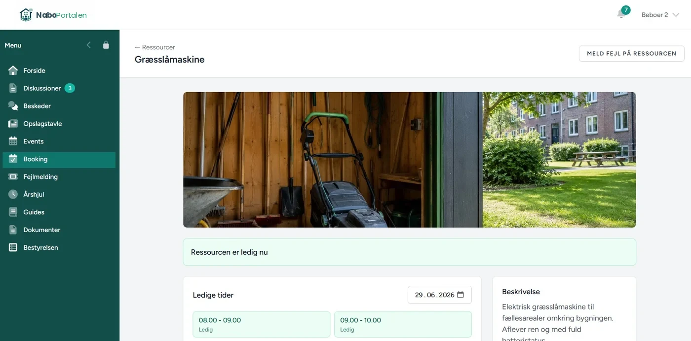 Booking af græsslåmaskine med ledige tider og ressourcebeskrivelse